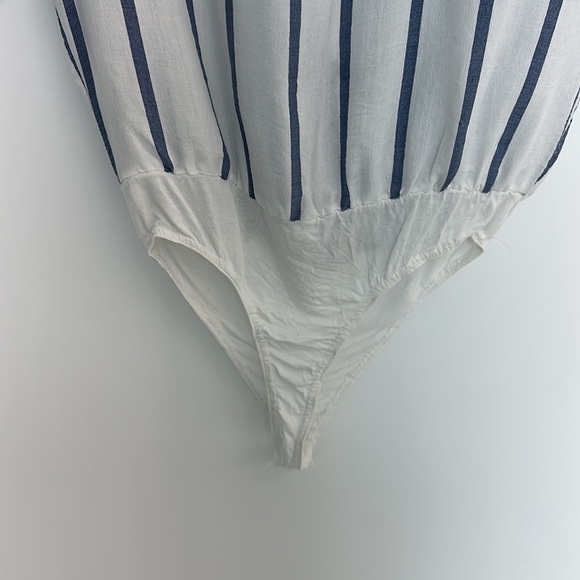 V neck striped,loose body suit. - Picture 4 of 6